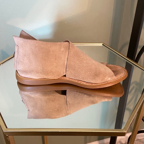 Born Women's Cream Sandals - Picture 9 of 10